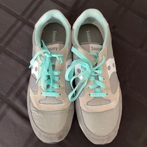 Like new condition women’s Saucony tennis shoes